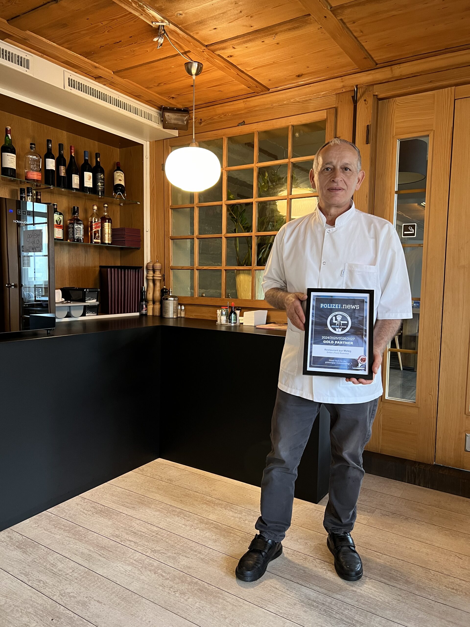 Driton (Toni) Dumnica, Inhaber des Restaurants zur Metzg, mit Gold Partner-Urkunde von Polizei.news (Bild: © Philipp Ochsner)