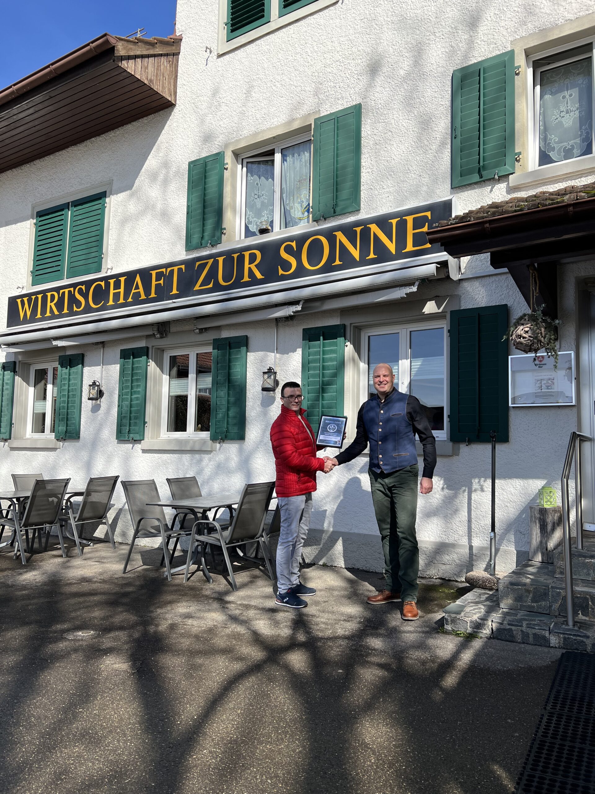 (l.) Uros Razpet, Inhaber des Restaurants Sonne Auslikon, mit (r.) Philipp Ochsner, Herausgeber von Polizei.news (Bild: © Philipp Ochsner)