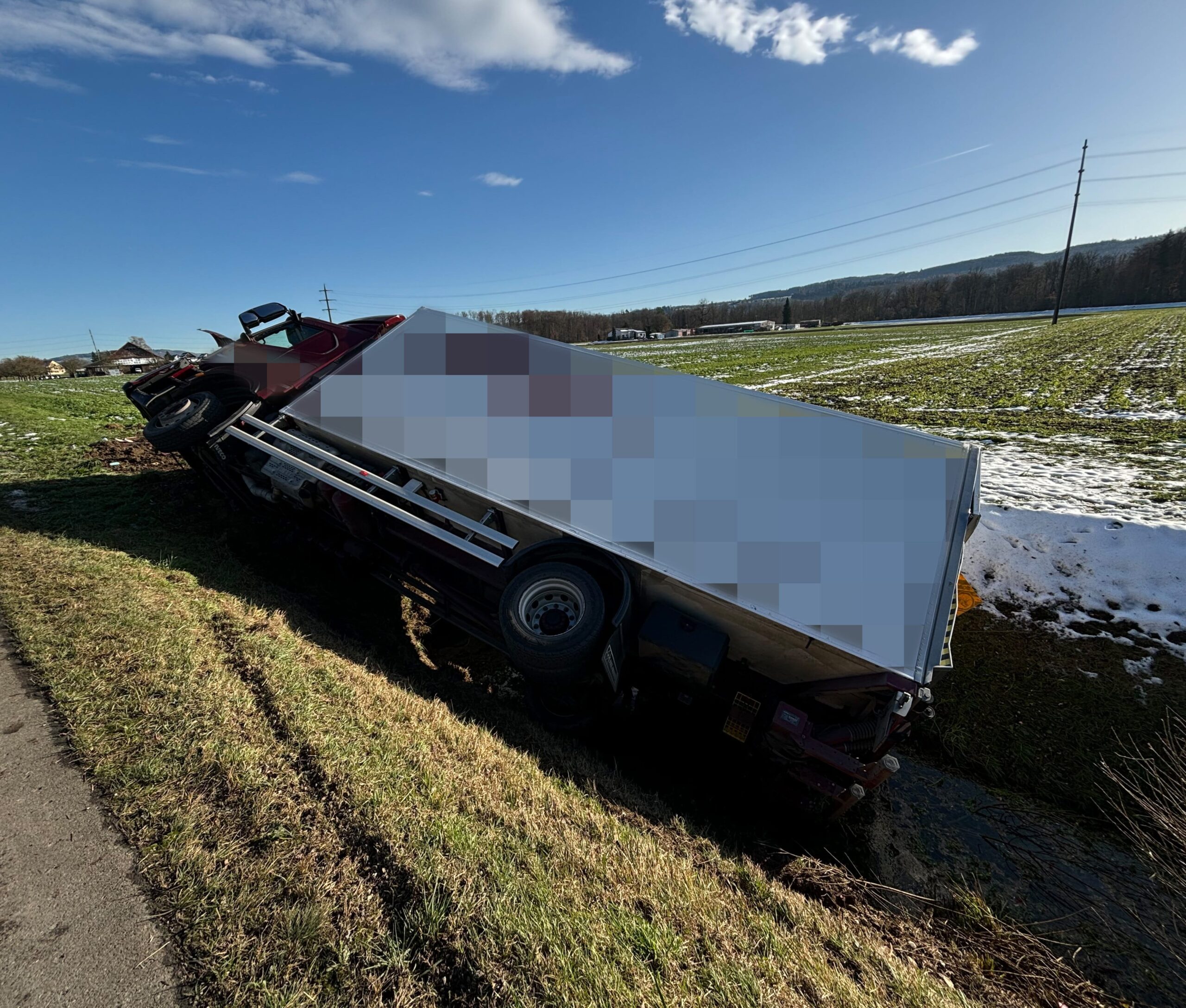 M-llheim-TG-Lastwagen-von-der-Strasse-abgekommen-Chauffeur-57-verletzt