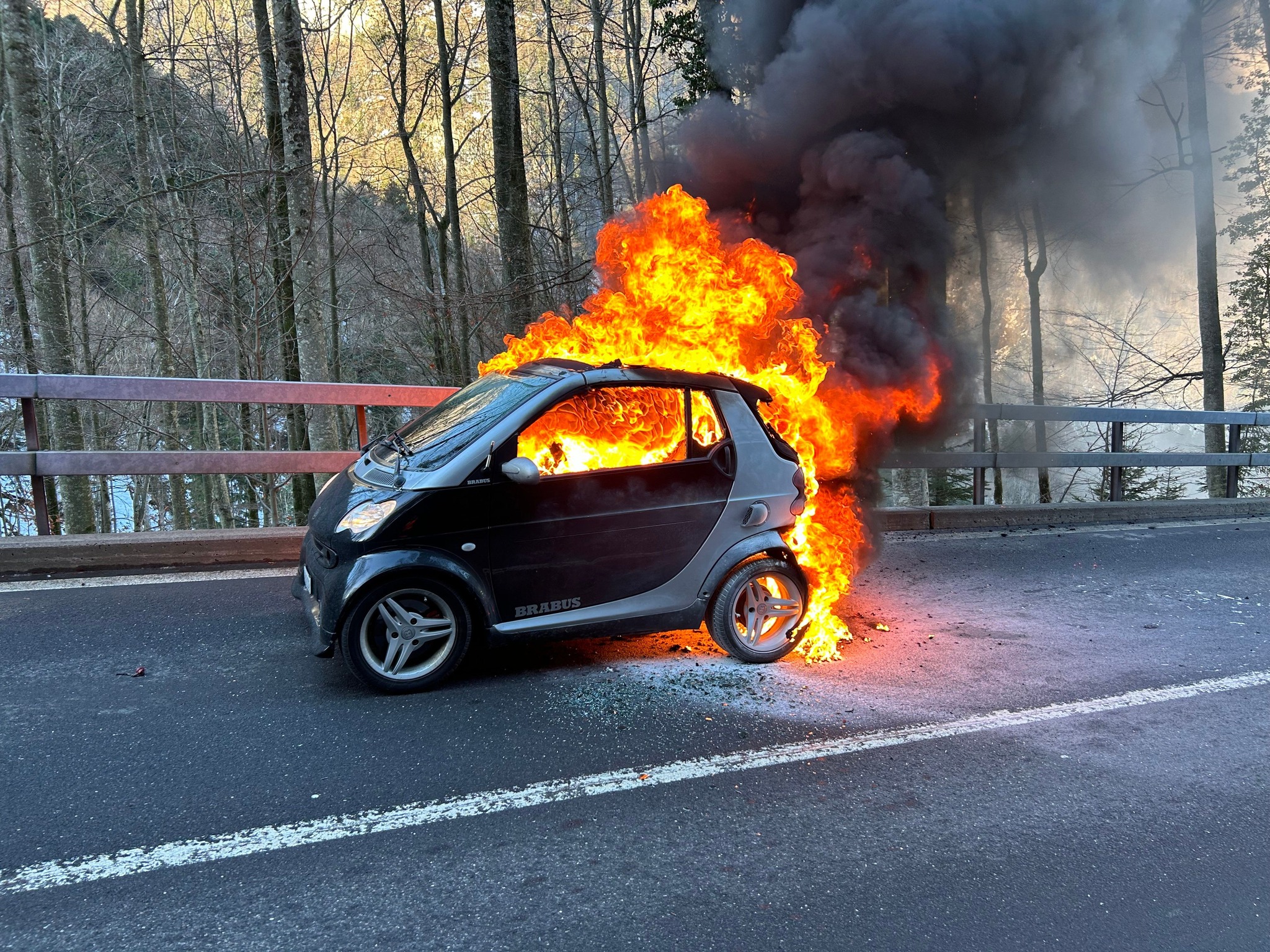 Engelberg-OW-Auto-geht-in-Flammen-auf