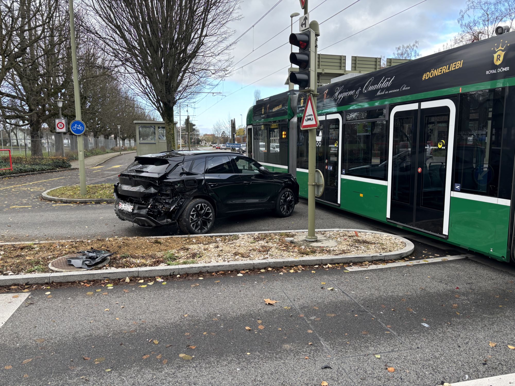 muttenz-bl-kollision-zwischen-personenwagen-und-tram