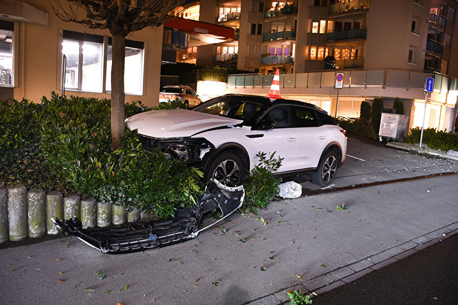 Hergiswil-NW-Citroen-Fahrer-kollidiert-mit-Baum-Zeugenaufruf