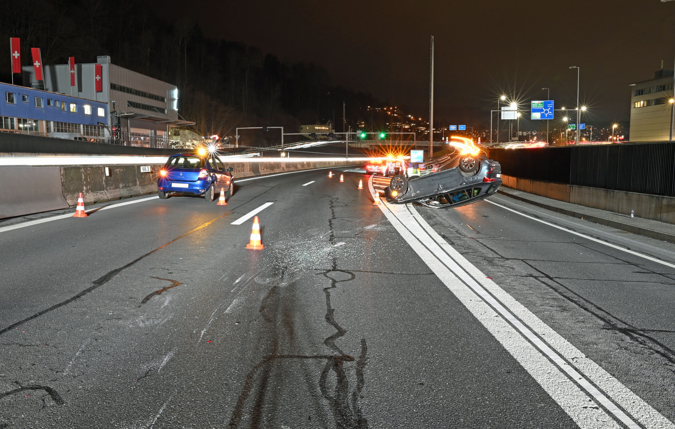 Kriens-LU-Unfall-auf-A2-Ausweichman-ver-f-hrt-zu-Kollision-und-Fahrzeug-berschlag