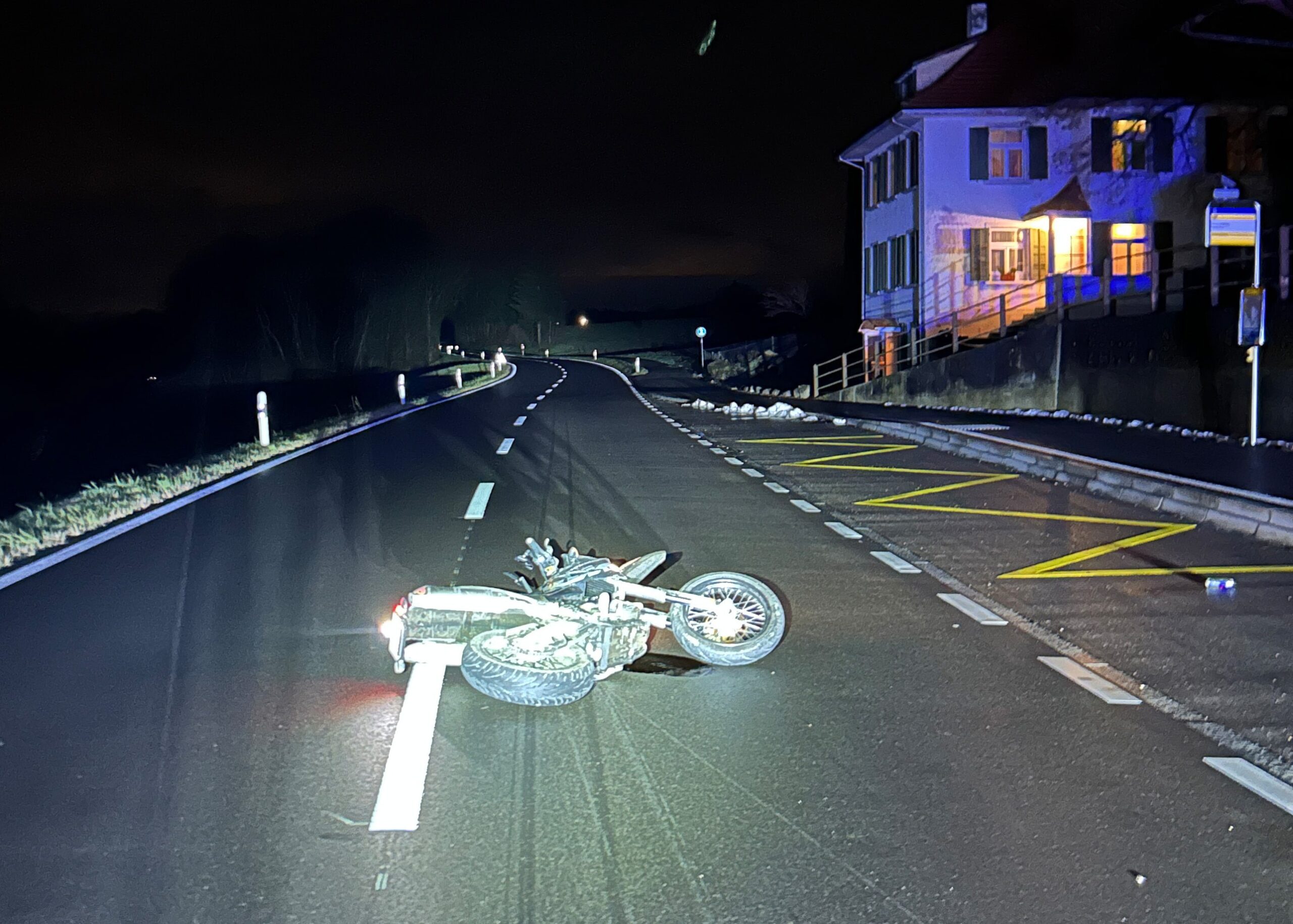 H-ttwilen-TG-Alkoholisierter-Schweizer-36-fl-chtet-vor-Polizei-mit-Motorrad-und-st-rzt