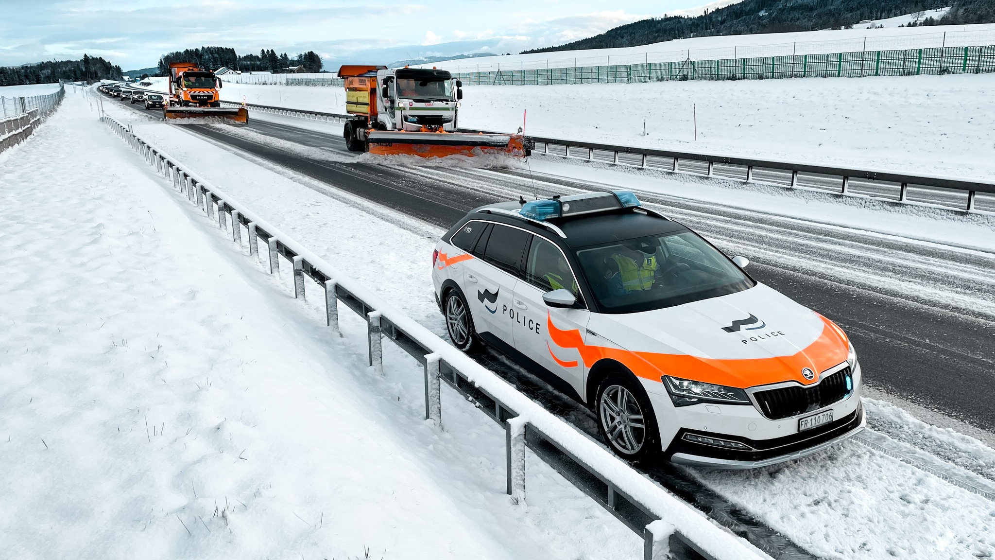 Kanton-Freiburg-30-Fahrzeuge-in-Unf-lle-verwickelt-Wetterchaos-durch-Eisregen