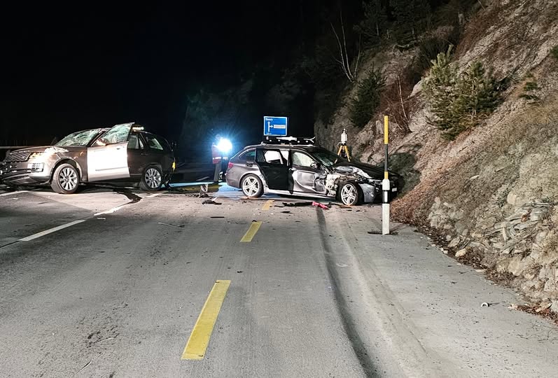 Tiefencastel-GR-Schwerer-Frontalcrash-auf-der-Nationalstrasse-drei-Verletzte-Regaeinsatz