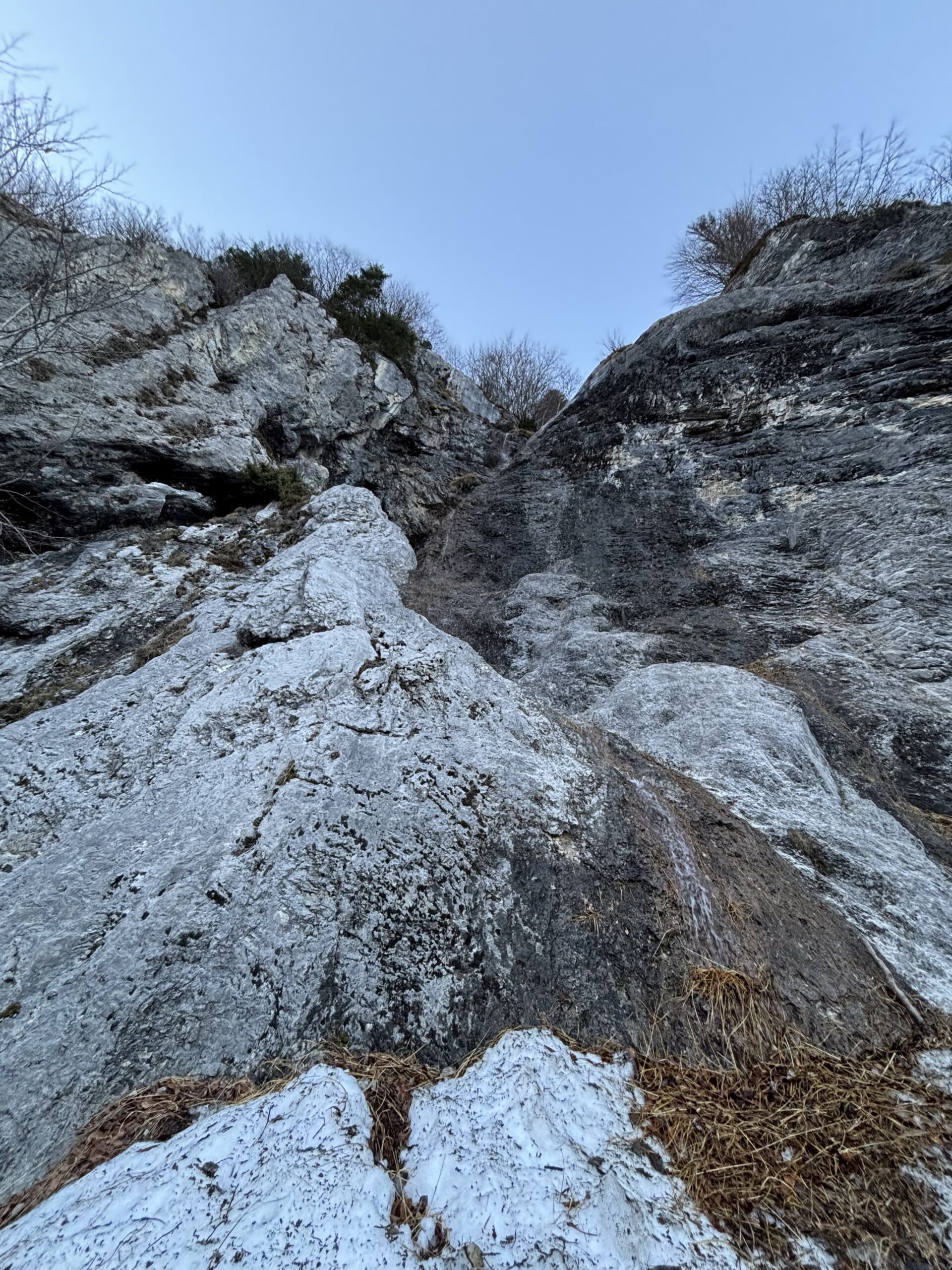 linthal-gl-deutsche-wanderin-19-st-rzt-80-meter-in-die-tiefe-begleiterin-schwer-verletzt