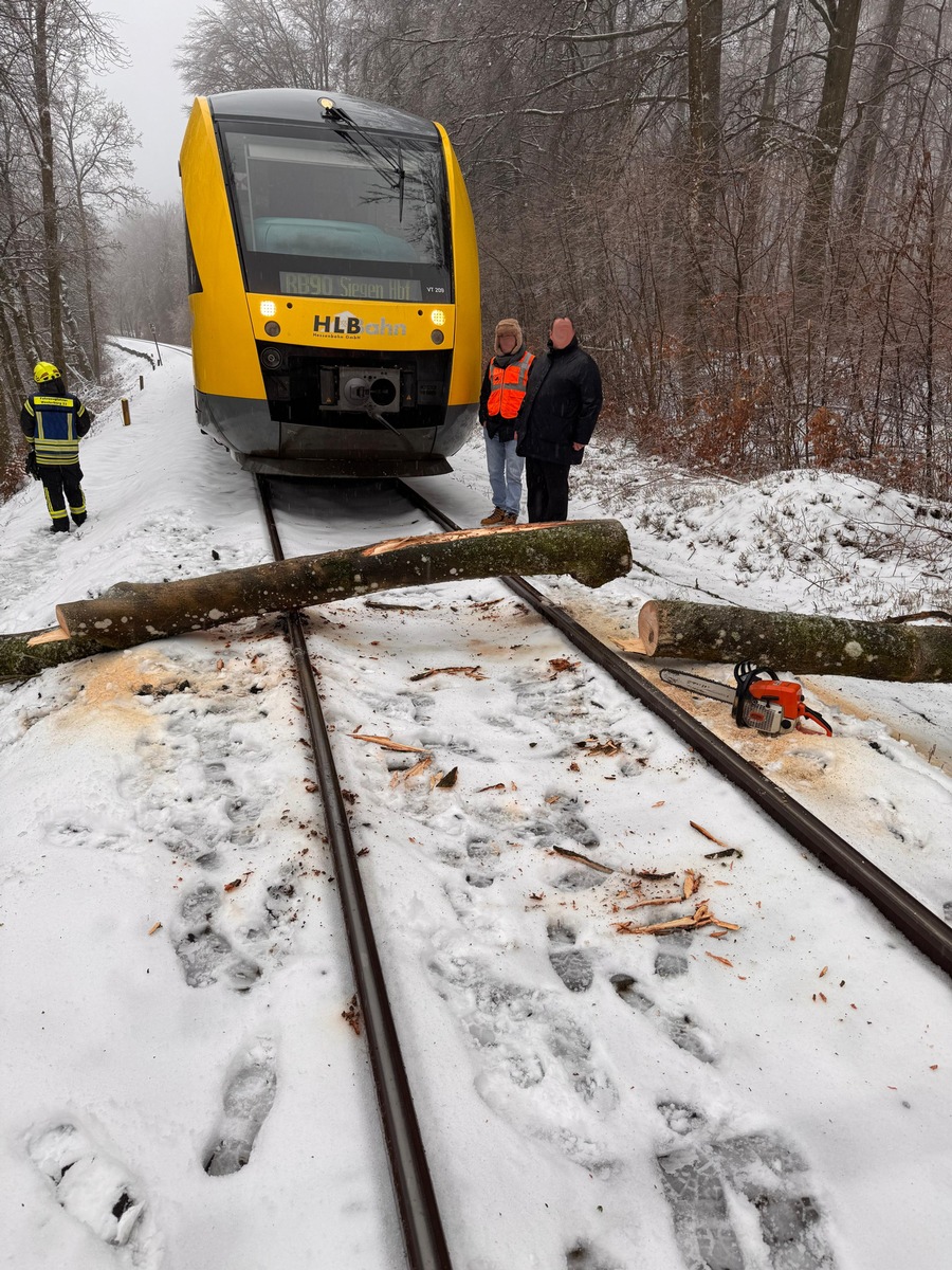 Westerburg-Rheinland-Pfalz-Zug-kollidiert-mit-umgest-rztem-Baum-59-Kr-fte-im-Einsatz