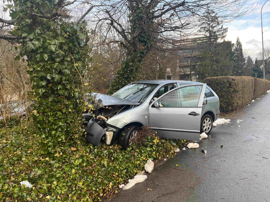 Niederuzwil-SG-23-J-hriger-streift-Hecke-und-prallt-gegen-Baum-fahrunf-hig