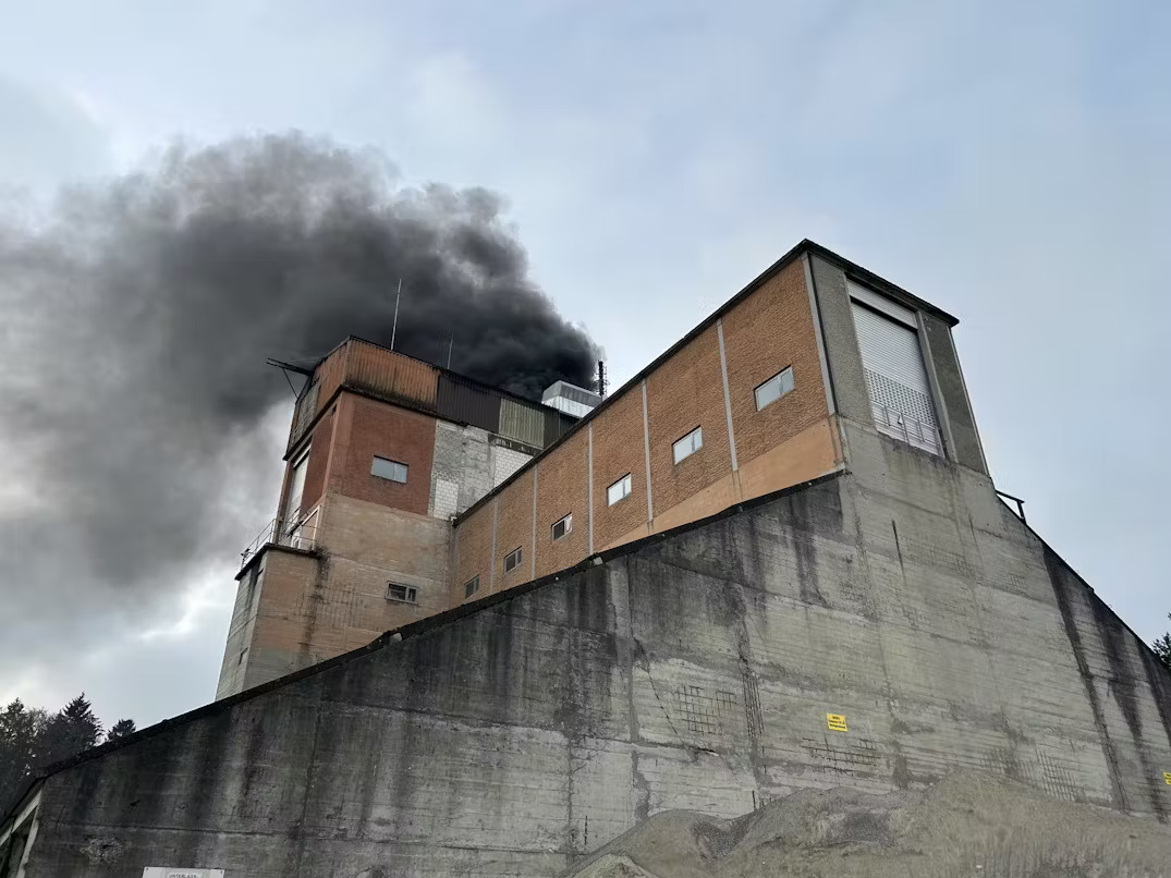 Safnern-BE-Feuerwehreinsatz-im-Kieswerk-Siebmaschine-steht-in-Flammen