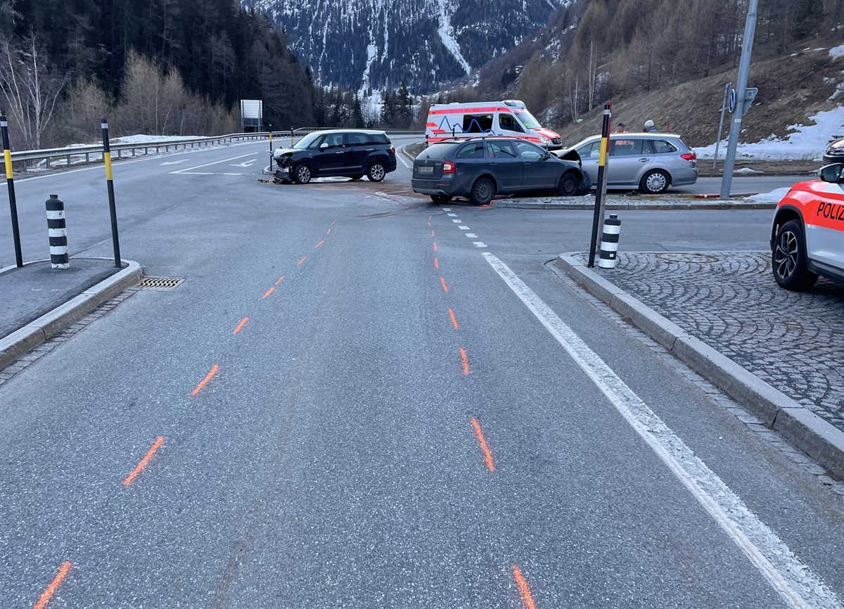 Susch-GR-Frontal-und-Seitenkollision-79-J-hriger-verursacht-Unfall-mit-drei-Verletzten