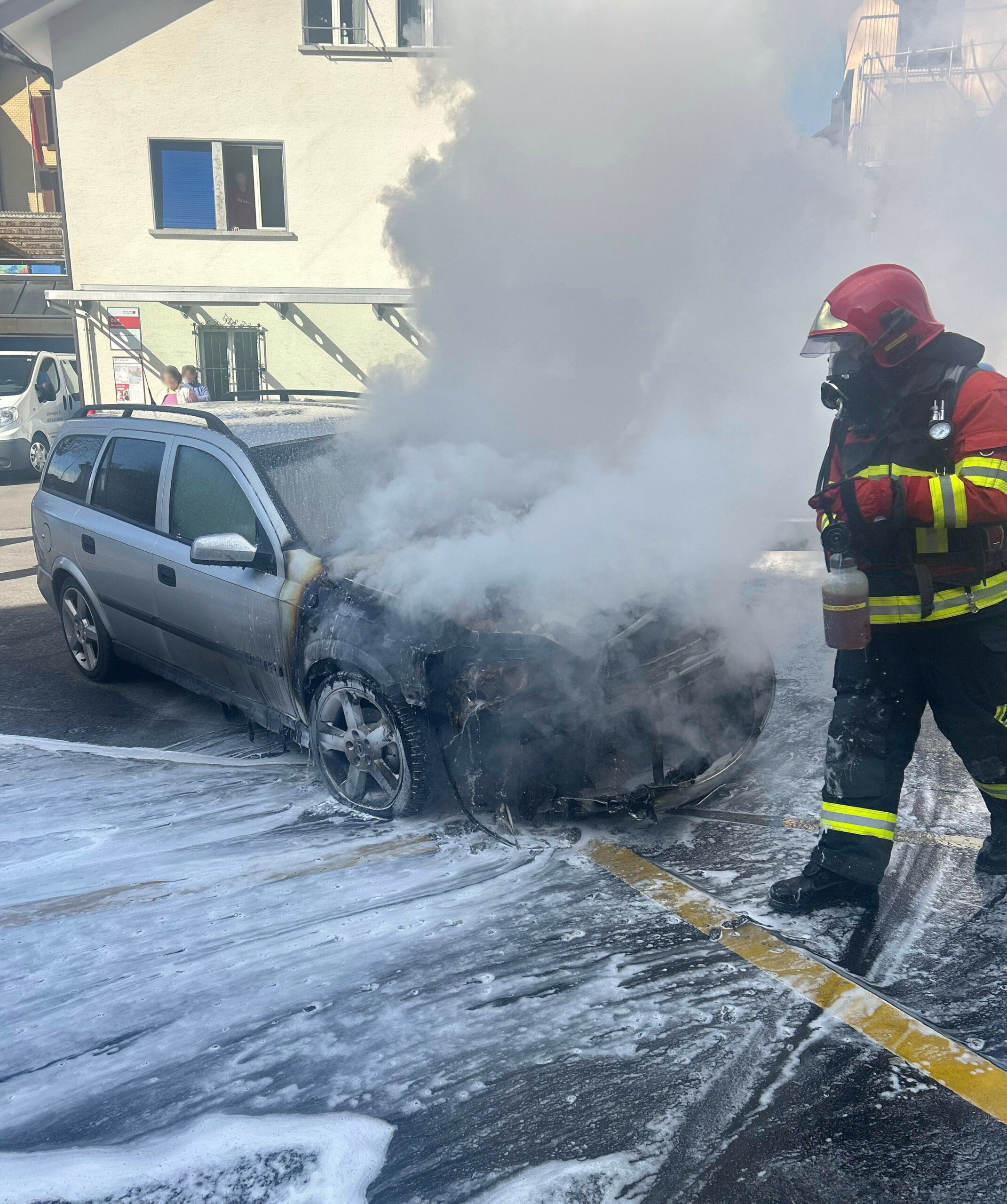 Morschach-SZ-Fahrzeug-f-ngt-Feuer-Fahrer-73-kann-sich-in-Sicherheit-bringen