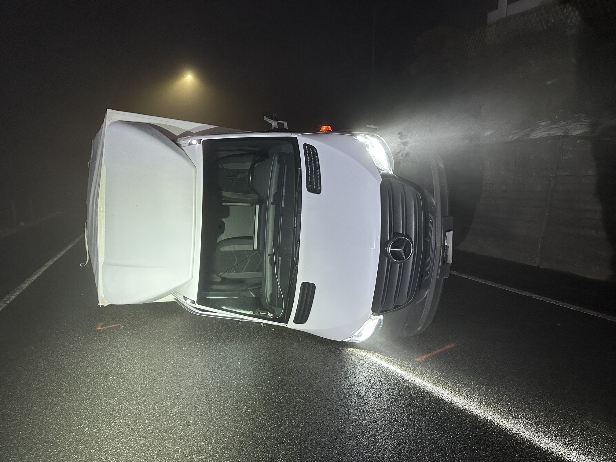 Lutzenberg-AR-Lieferwagen-kippt-auf-die-Seite-und-rutscht-meterweit-Fahrer-26-verletzt