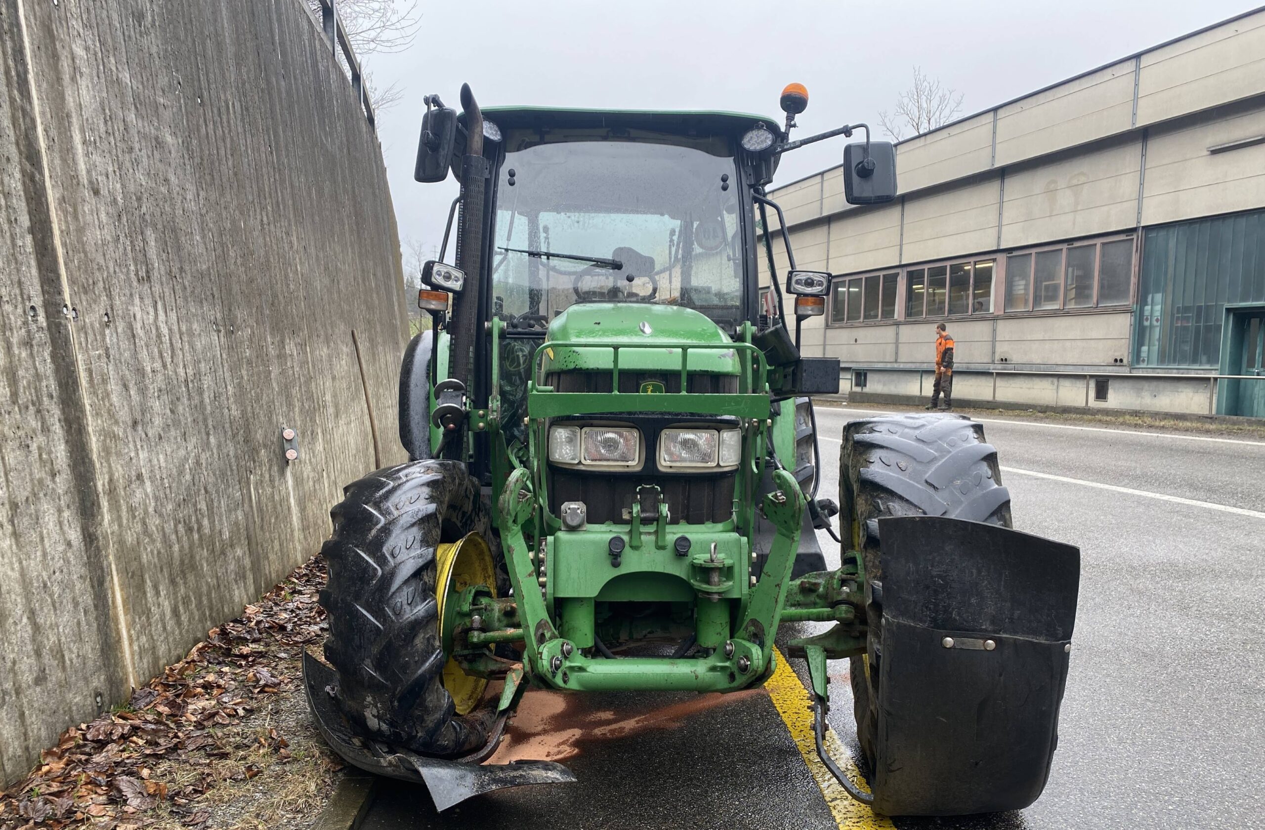 Neuheim-ZG-Traktor-kracht-in-Mauer-Anh-nger-bleibt-quer-auf-der-Fahrbahn-stehen