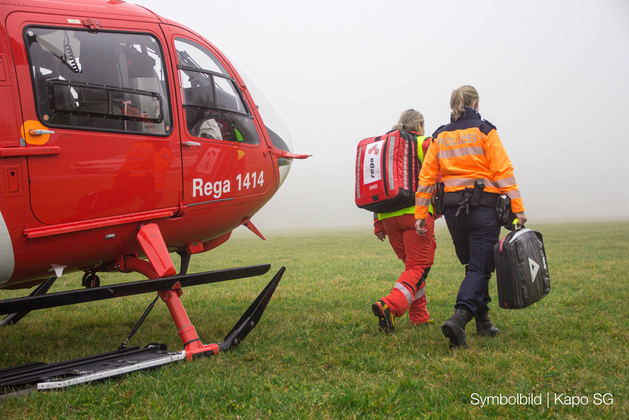 leuzigen-be-privatflugzeug-st-rzt-auf-feld-drei-verletzte-ins-spital-gebracht