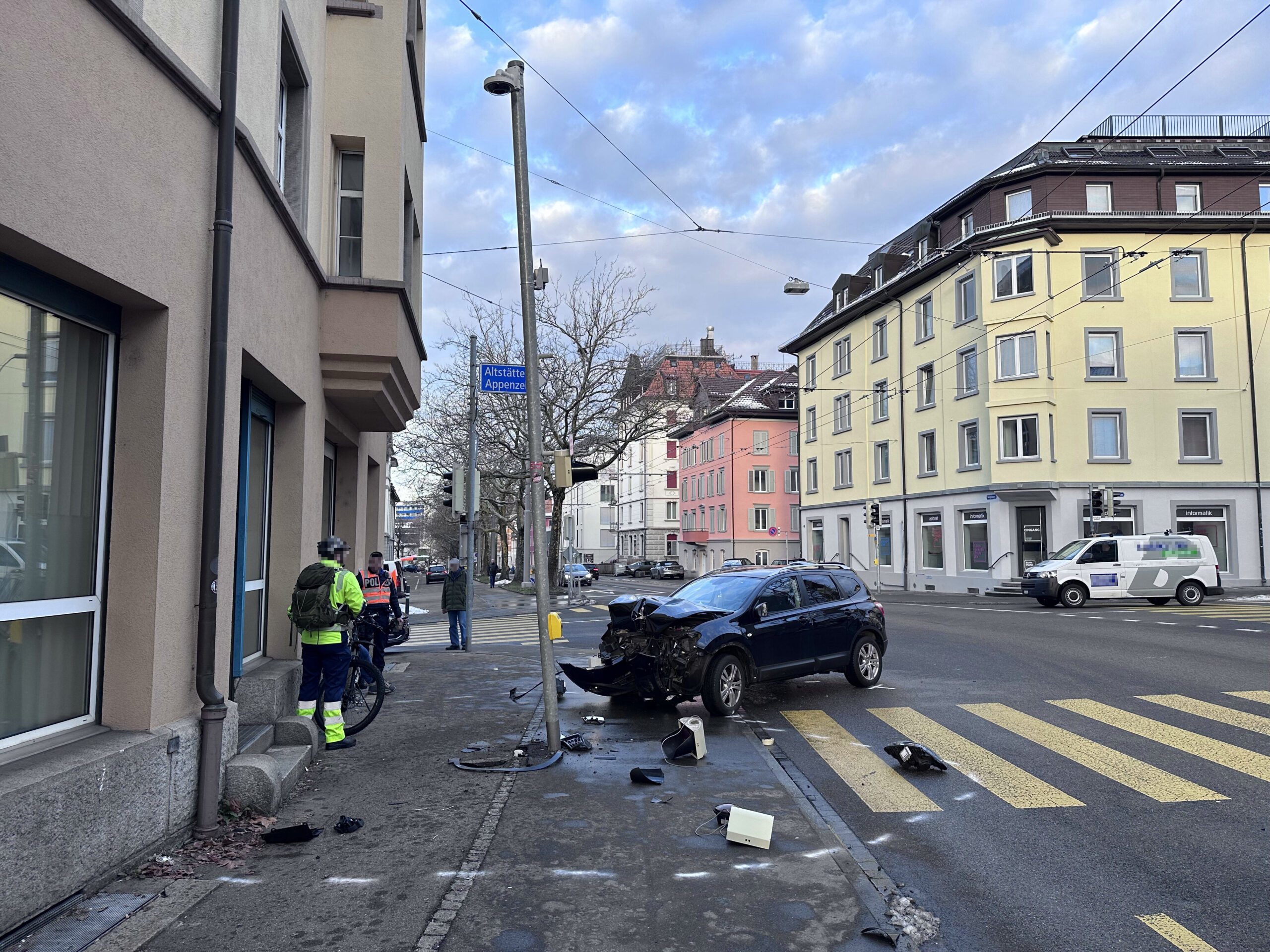 St-Gallen-SG-Alkoholisierte-Lenkerin-59-prallt-in-Ampel-Crash-mit-Totalschaden