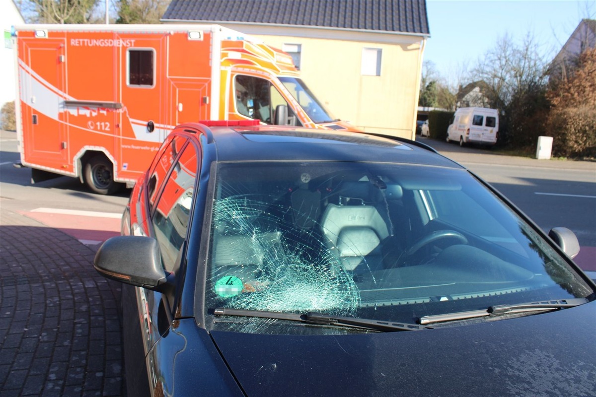 bergisch-gladbach-nrw-radfahrer-prallt-gegen-pkw-und-wird-schwer-verletzt