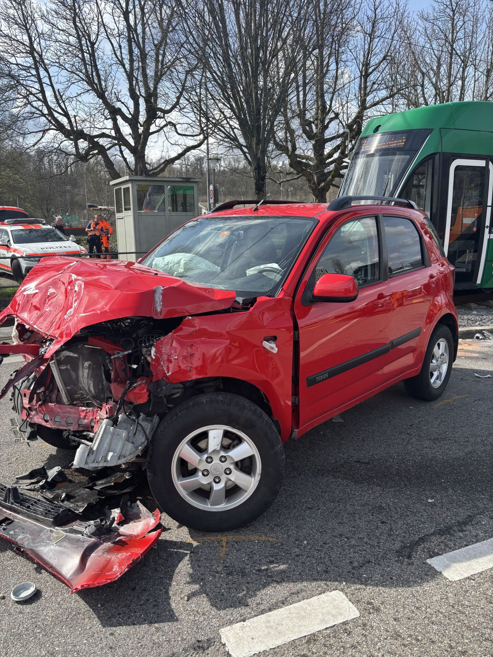 Muttenz-BL-Kollision-zwischen-Auto-und-Tram-Linie-14-und-Verkehr-kurzzeitig-blockiert