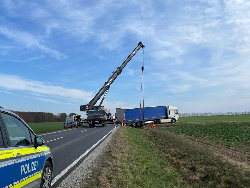 Weimar-Th-ringen-Lkw-Fahrer-verhindert-Kollision-nach-gef-hrlichem-berholman-ver