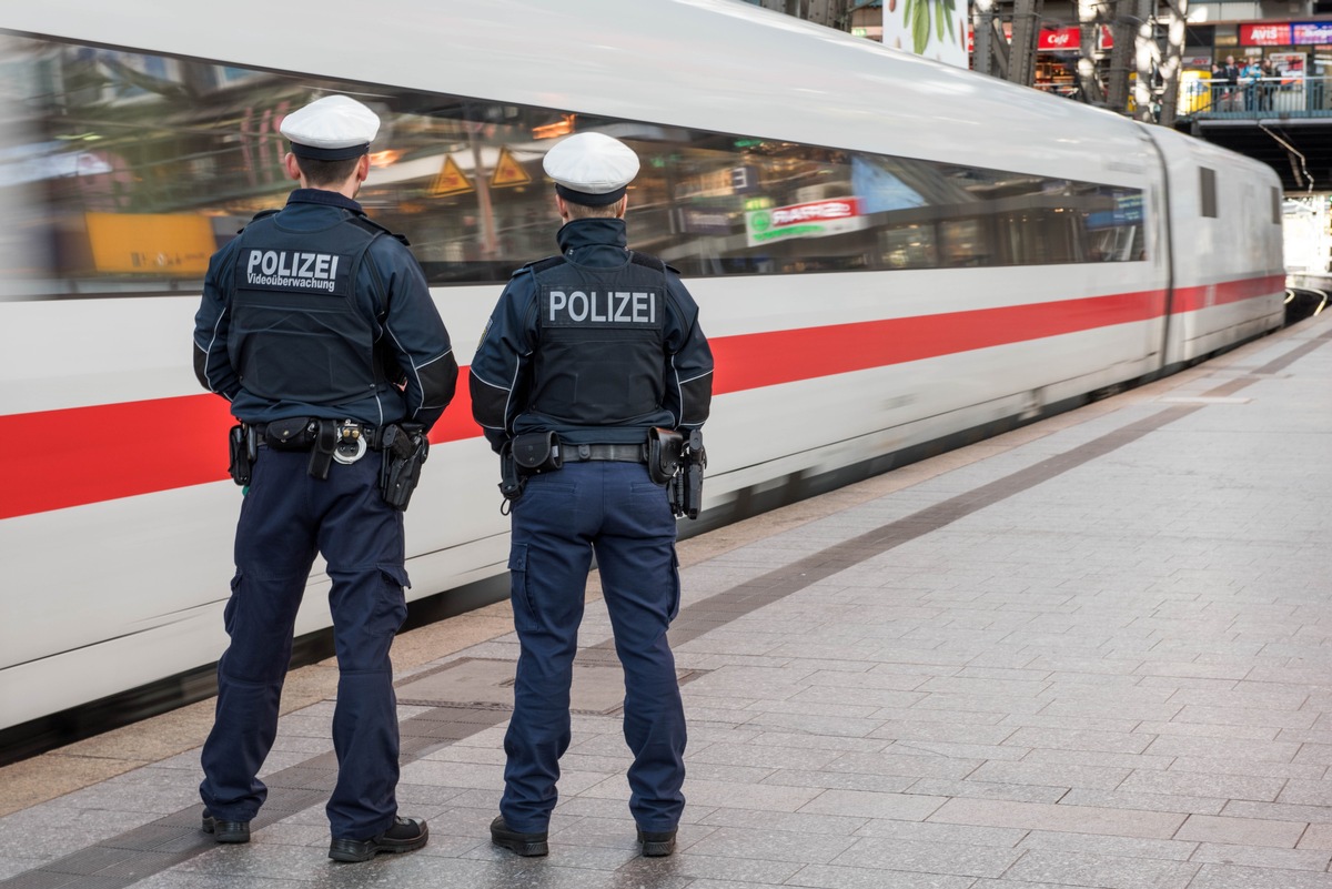 Hamburg-Algerier-52-p-belt-nach-Festnahme-im-ICE-Hitlergru-und-Heil-Hitler-Rufe