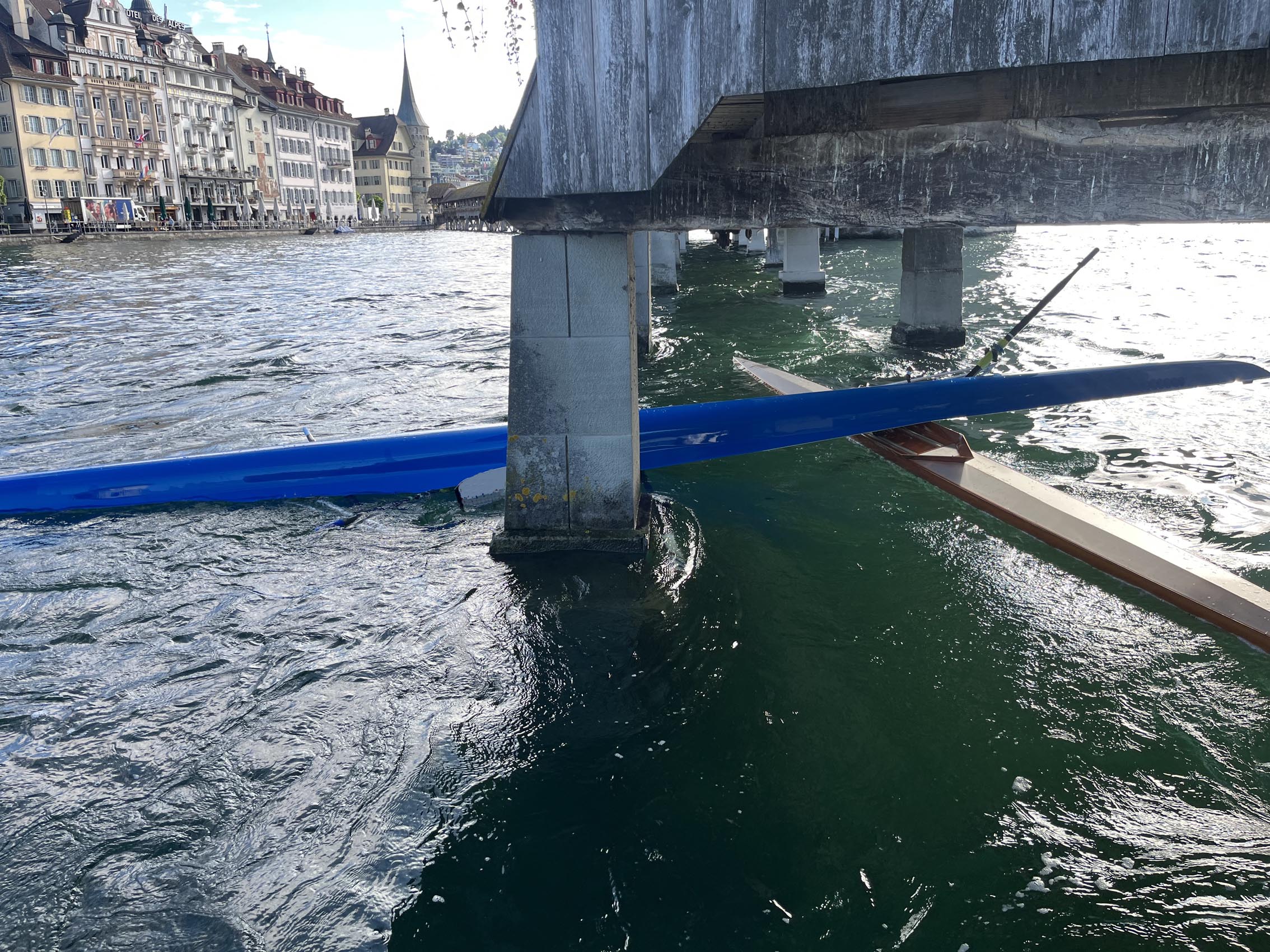 Luzern-LU-Ruderboote-verkeilen-sich-unter-Kapellbr-cke-drei-Sportler-gerettet