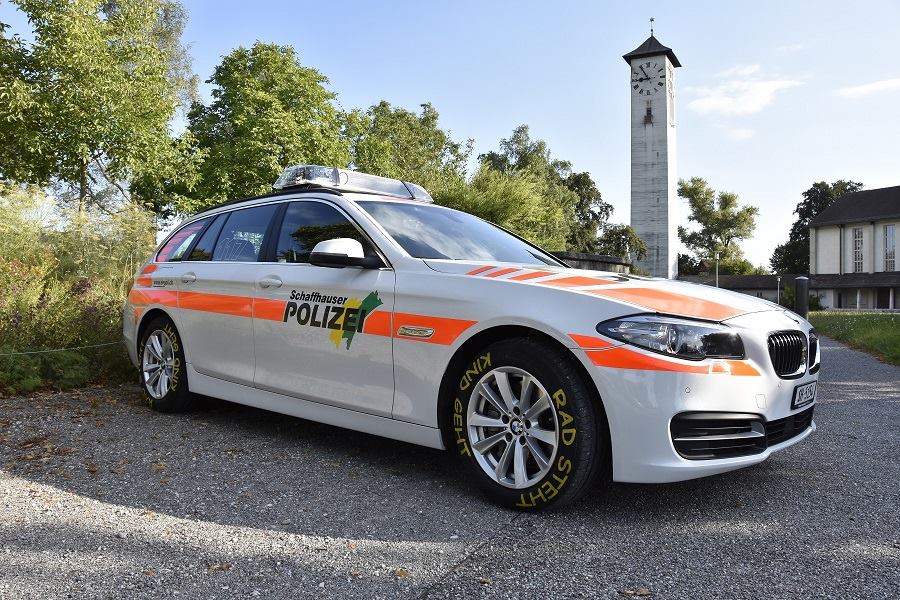 Stein-am-Rhein-SH-Ast-kracht-durch-Busfenster-Glassplitter-verletzen-zwei-Frauen