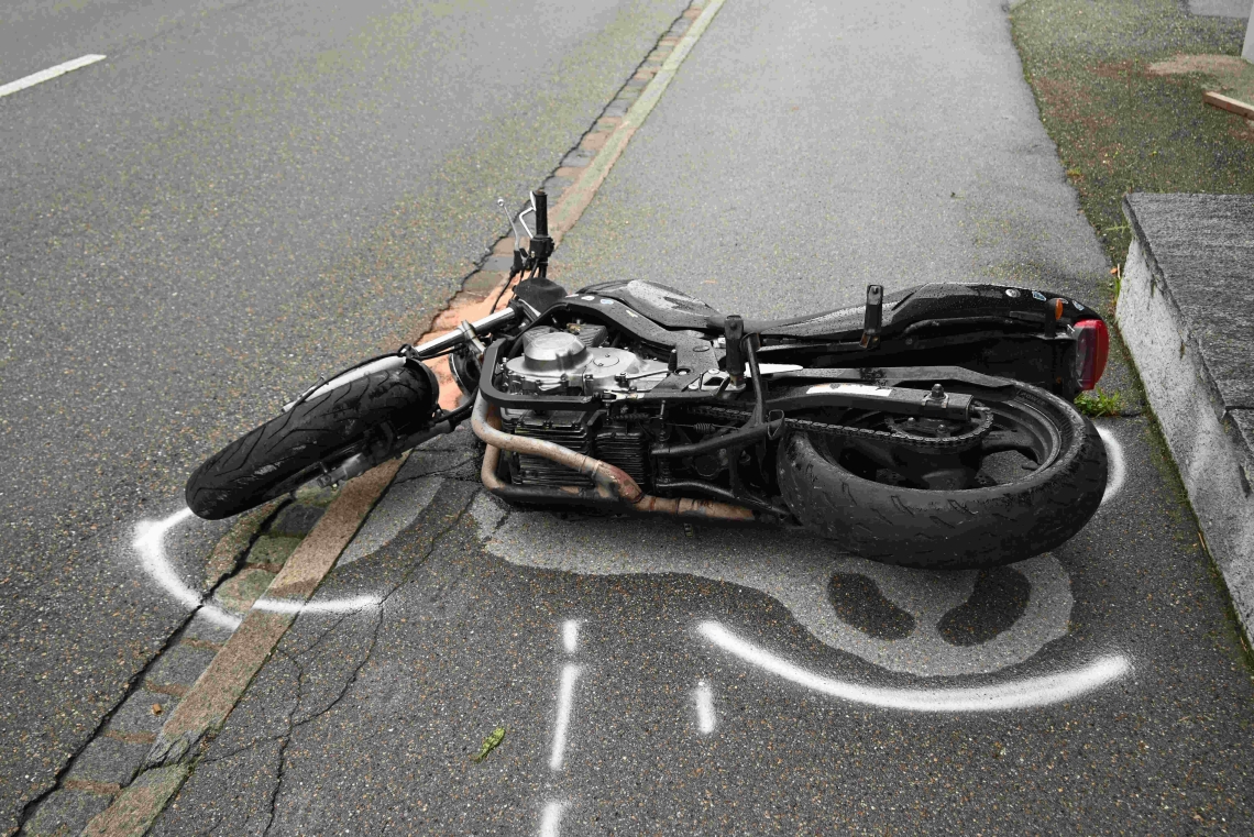 Tschierv-GR-T-fffahrer-55-rutscht-auf-nasser-Strasse-aus-verletzt-ins-Spital