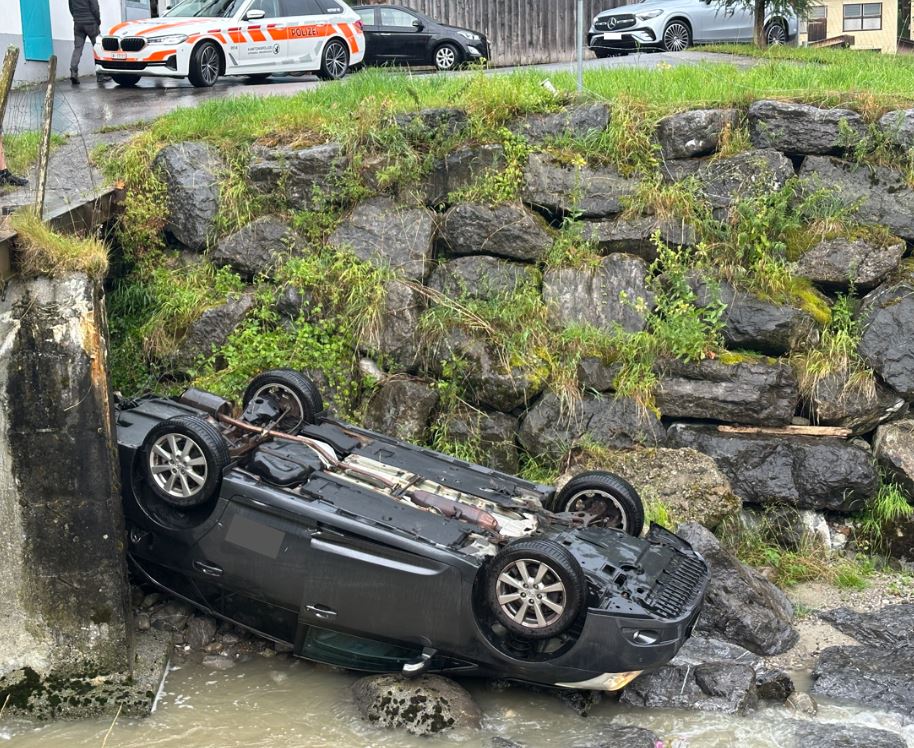 Weissbad-AI-Auto-rollt-in-Bach-und-landet-auf-dem-Dach-Totalschaden-niemand-verletzt