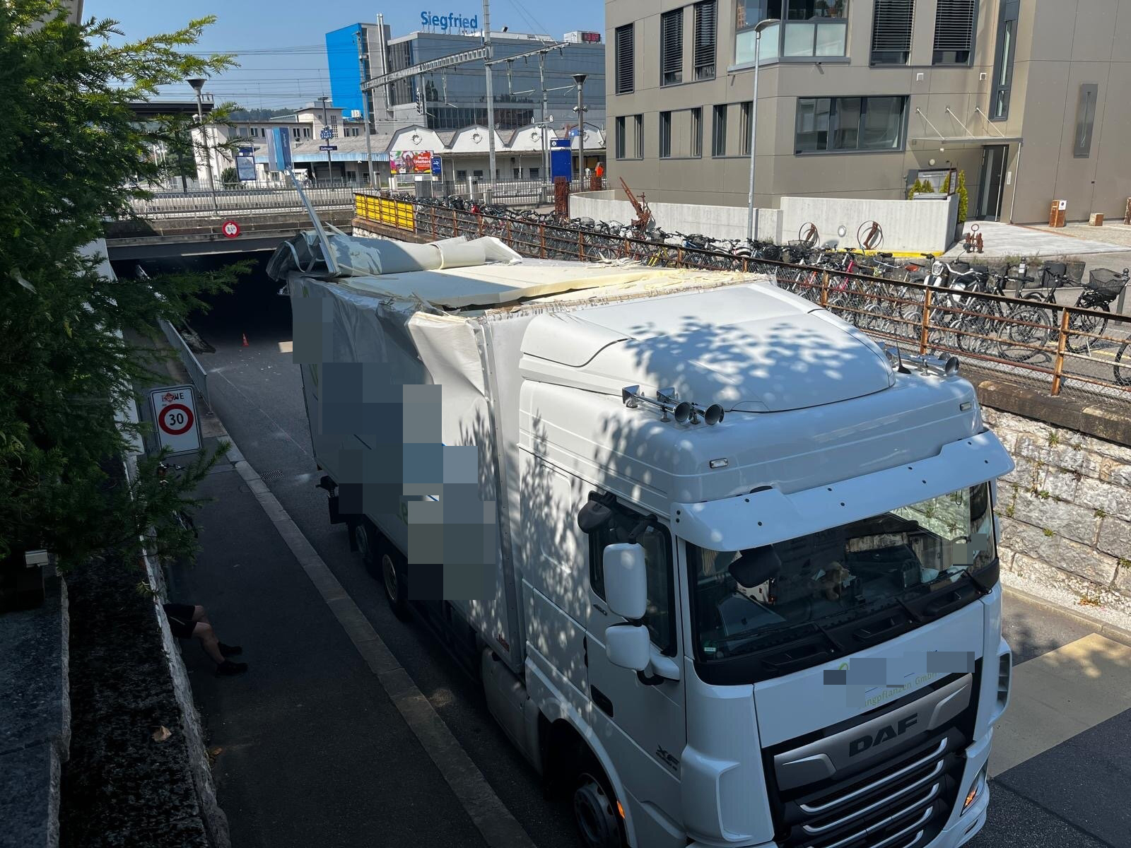 Birmenstorf-Zofingen-AG-Zwei-LKW-krachen-wegen-H-he-in-Unterf-hrungen