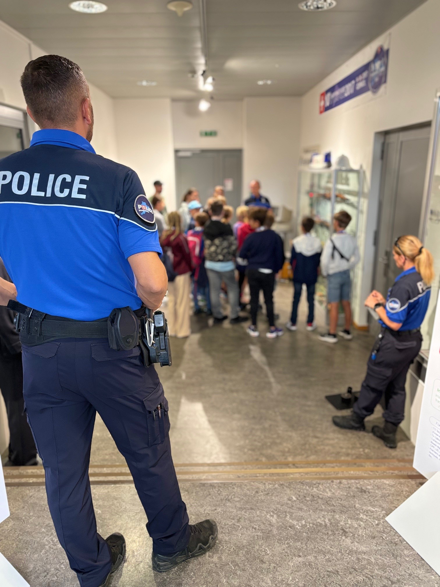 Del-mont-JU-Kinder-entdecken-im-Ferienpass-Programm-den-Polizeialltag