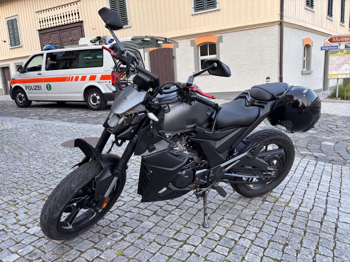 Balgach-SG-17-J-hriger-bei-Motorrad-Crash-auf-Hauptstrasse-verletzt