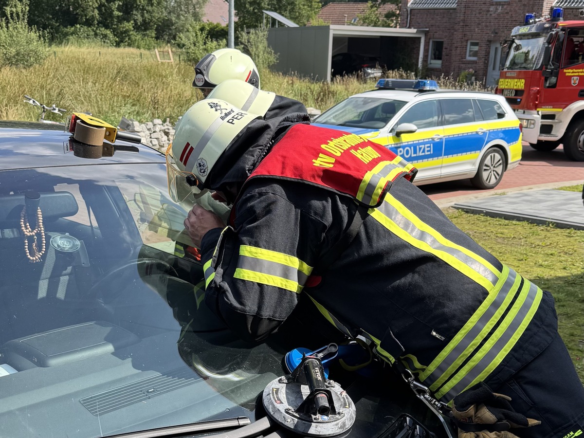 Aurich-Rahe-Niedersachsen-Eltern-in-Not-Feuerwehr-rettet-Kleinkind-aus-Auto