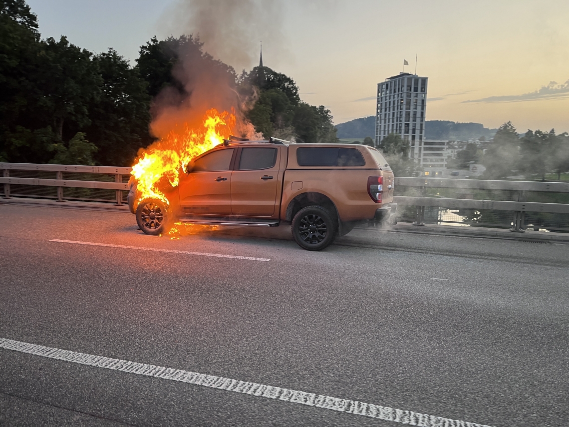 Wil-SG-Lieferwagen-ger-t-auf-Br-cke-in-Vollbrand-Mitfahrerin-verletzt