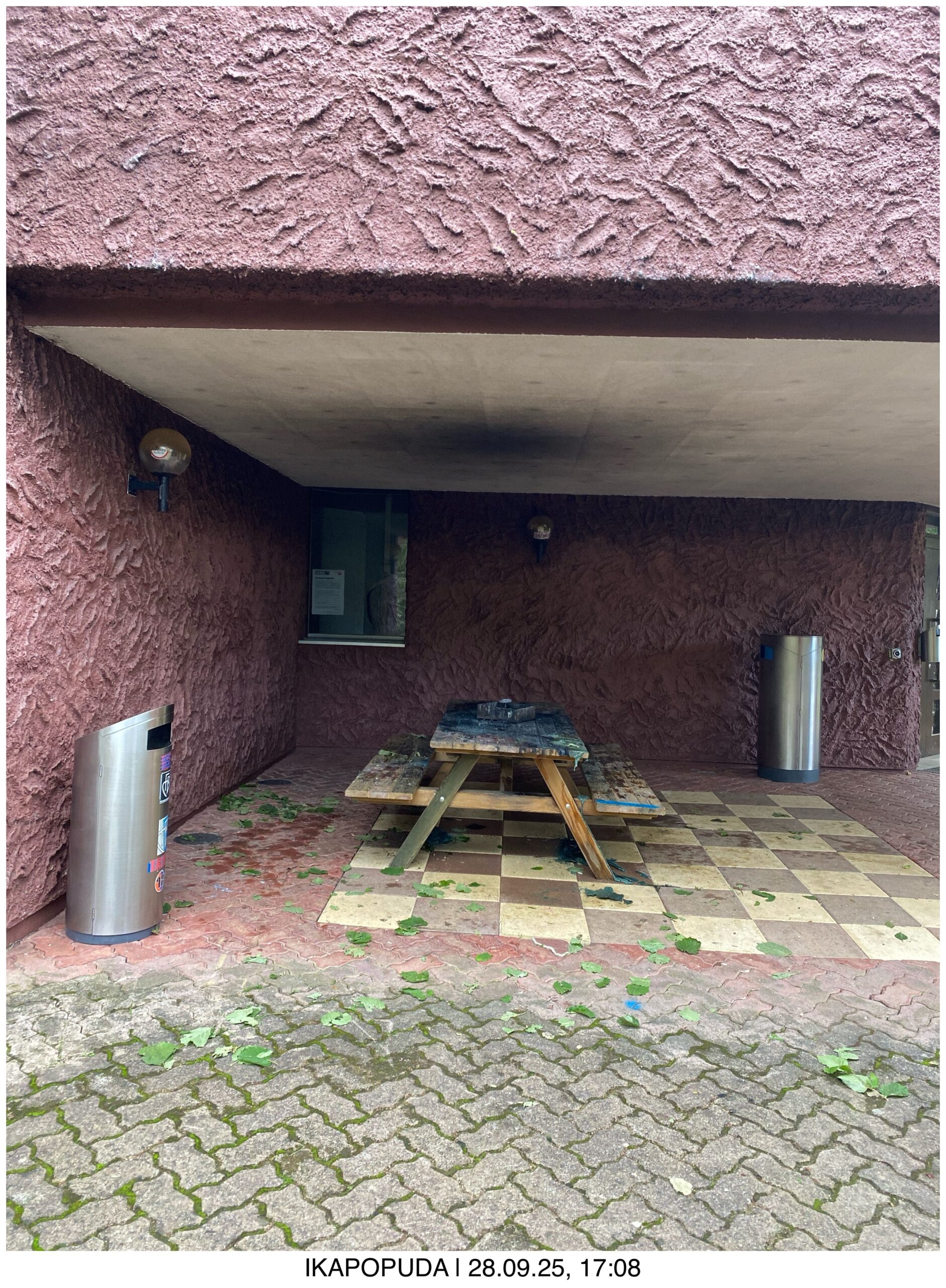 Fl-h-SO-Holztisch-bei-Kirche-in-Brand-gesteckt-Polizei-sucht-dringend-Zeugen