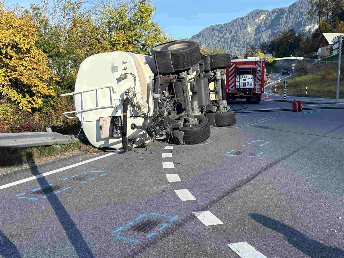 Ilanz-Glion-GR-Tankanh-nger-kippt-auf-Seite-Bergung-mit-Kranwagen-dauert-Stunden