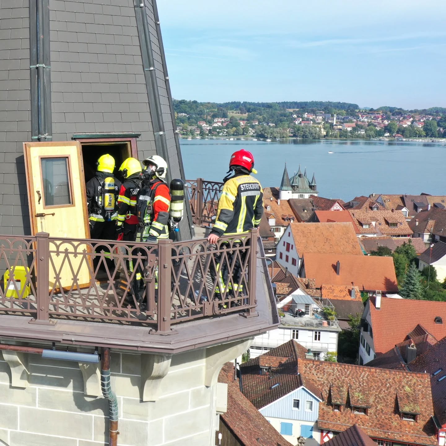 Steckborn-TG-Atemschutztr-ger-brillieren-beim-Halbtag-Einsatz-bung-mit-Kirchturm-Marsch
