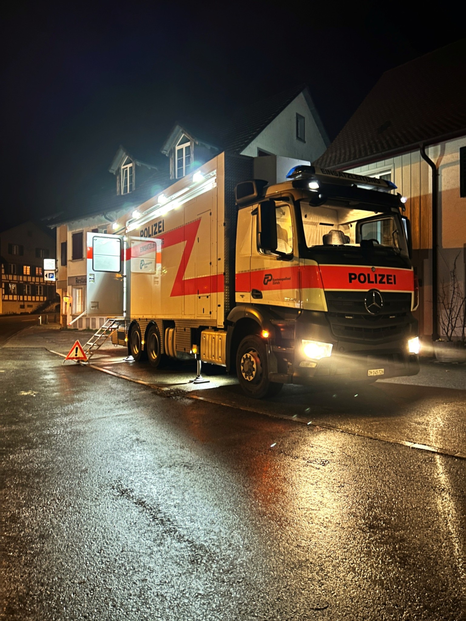 Truttikon-ZH-Tochter-findet-Eltern-tot-in-Wohnhaus-Polizei-geht-von-T-tungsdelikt-aus