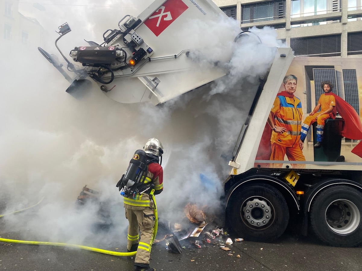 Biel-Bienne-BE-Kehrichtwagen-brennt-nahe-Guisanplatz-Berufsfeuerwehr-Biel-im-Einsatz