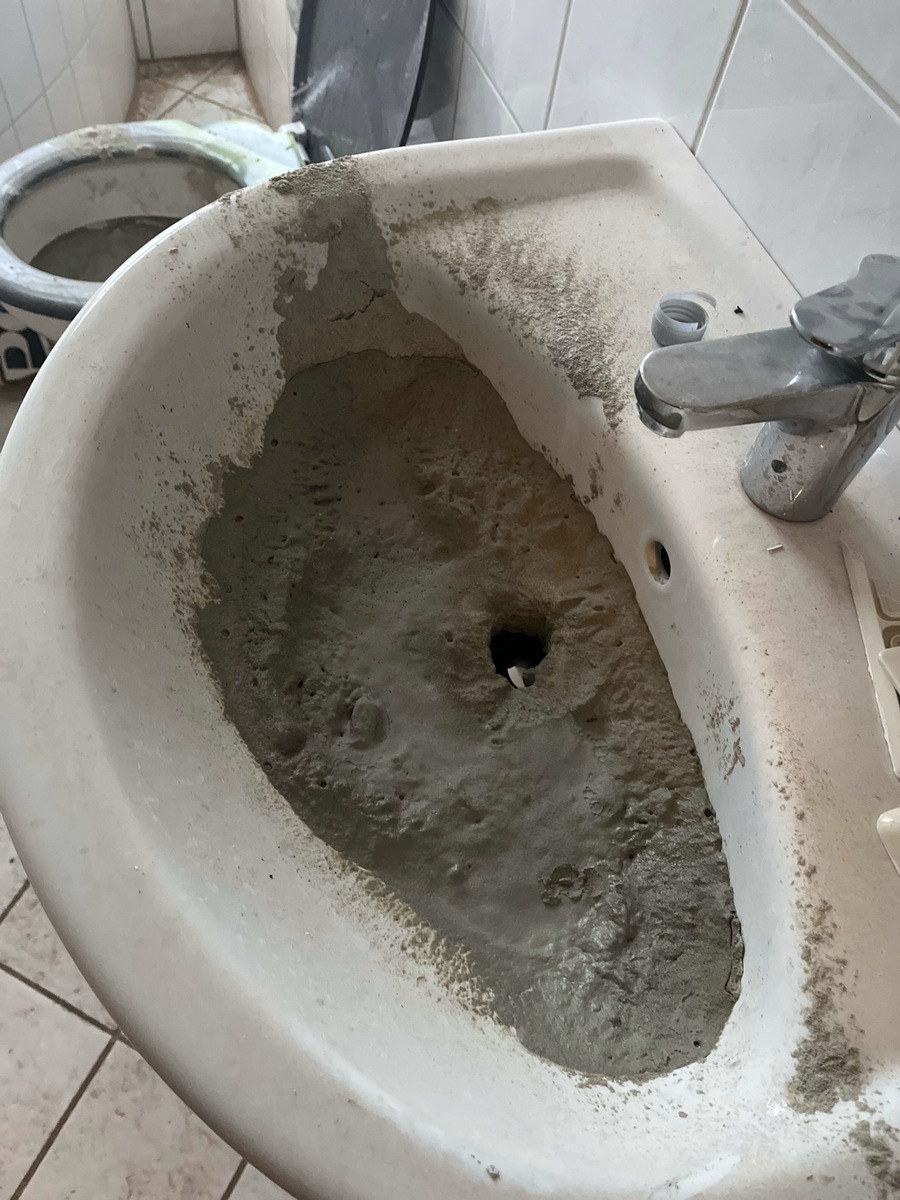 Hagen-NRW-Wohnung-aufgebrochen-Sanit-ranlagen-mit-Zement-gef-llt