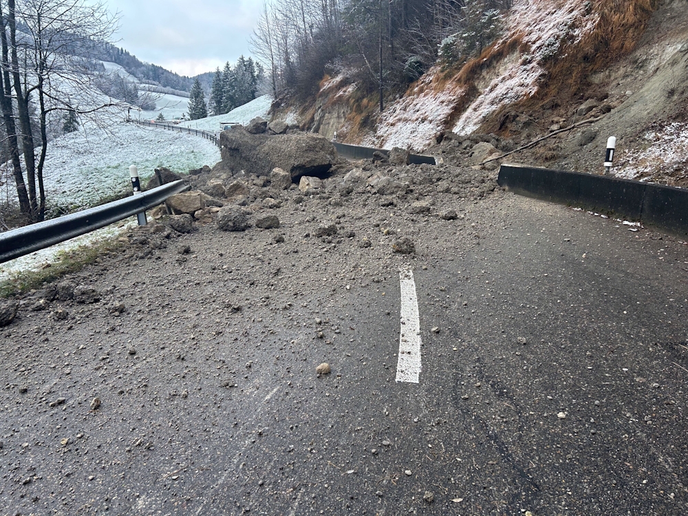 Dreien-SG-Felssturz-besch-digt-Mauer-und-Leitplanke-Kantonsstrasse-gesperrt