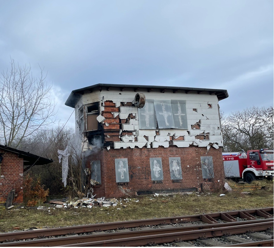 Greu-en-Th-ringen-Feuer-im-ehemaligen-Stellwerk-Bahnstrecke-gesperrt-Zeugensuche