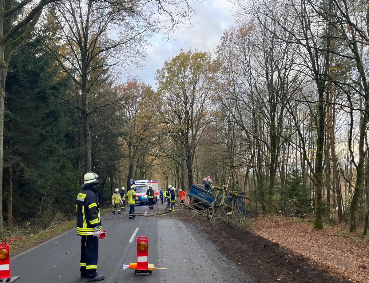 S-dheide-Niedersachsen-Lkw-kippt-B-schung-hinab-Fahrer-bleibt-unverletzt