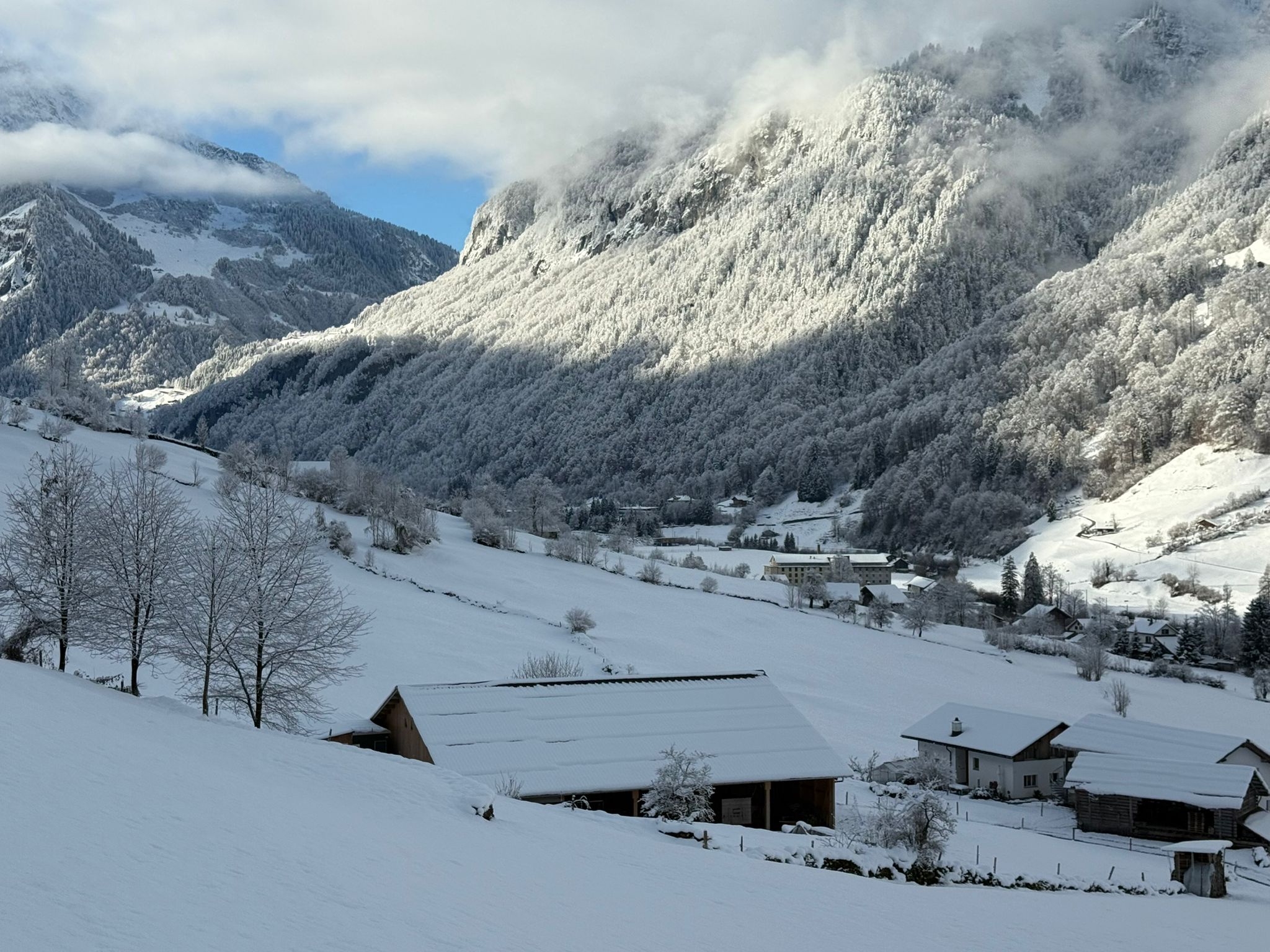 Winterliche Berglandschaft mit frischem Neuschnee im Alpenraum