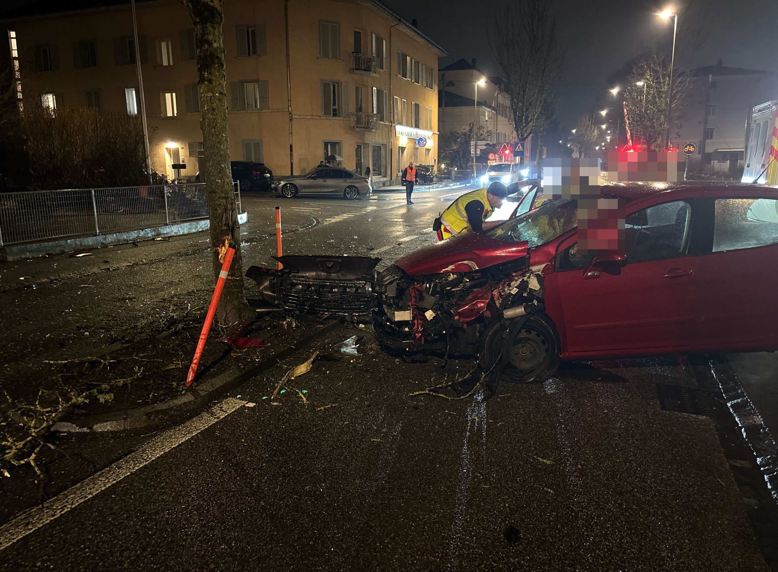 Zuchwil-SO-Kurze-Ablenkung-endet-im-Baum-60-j-hriger-Autofahrer-bei-Unfall-verletzt