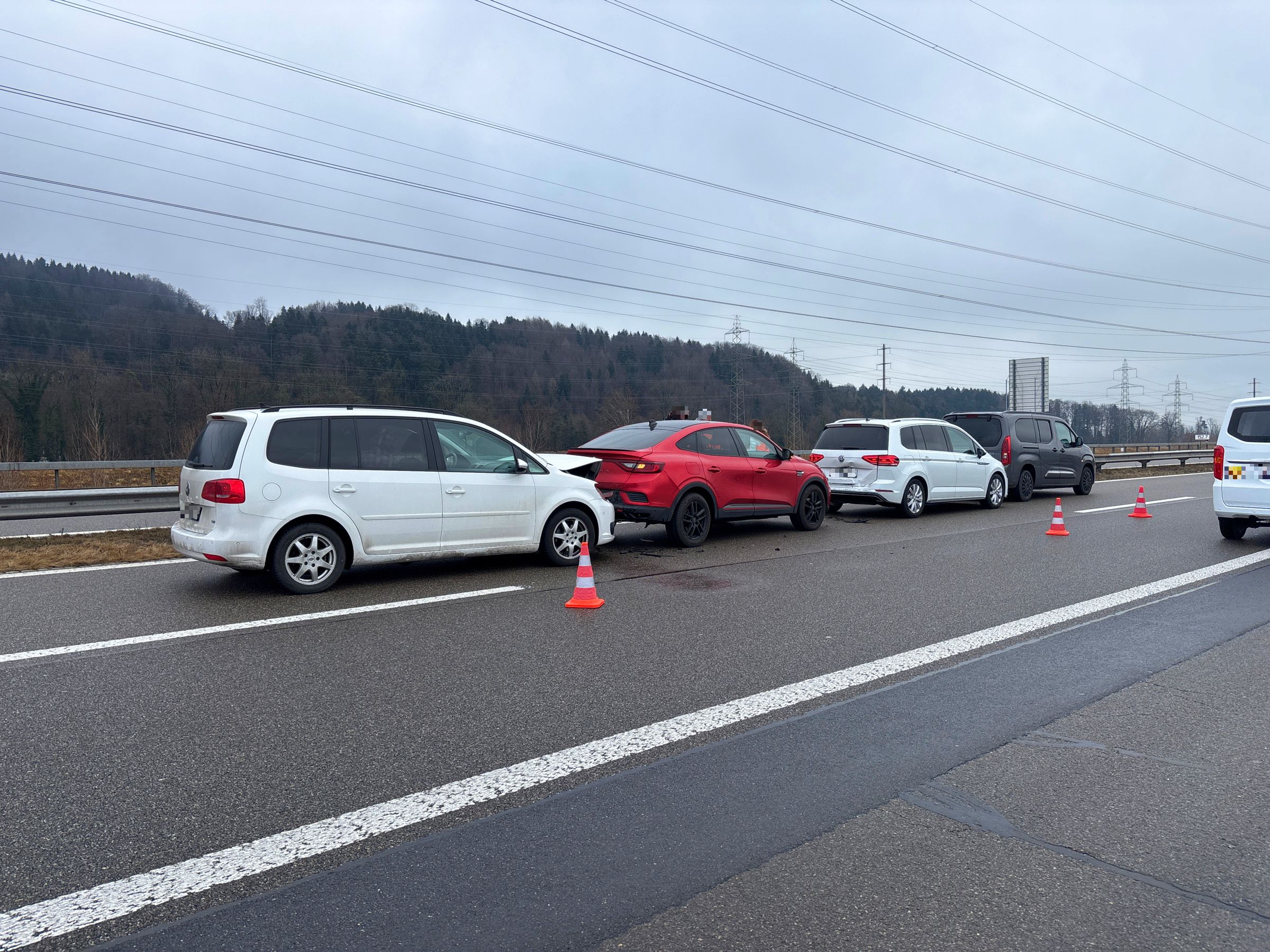 Benken-A3-GL-Auffahrkollision-mit-vier-Fahrzeugen-sorgt-f-r-Verkehrsbehinderungen