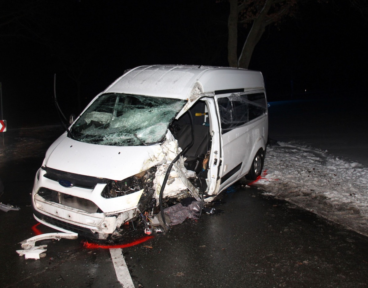 Petershagen-Nordrhein-Westfalen-Pkw-schleudert-von-Stra-e-Fahrer-eingeklemmt