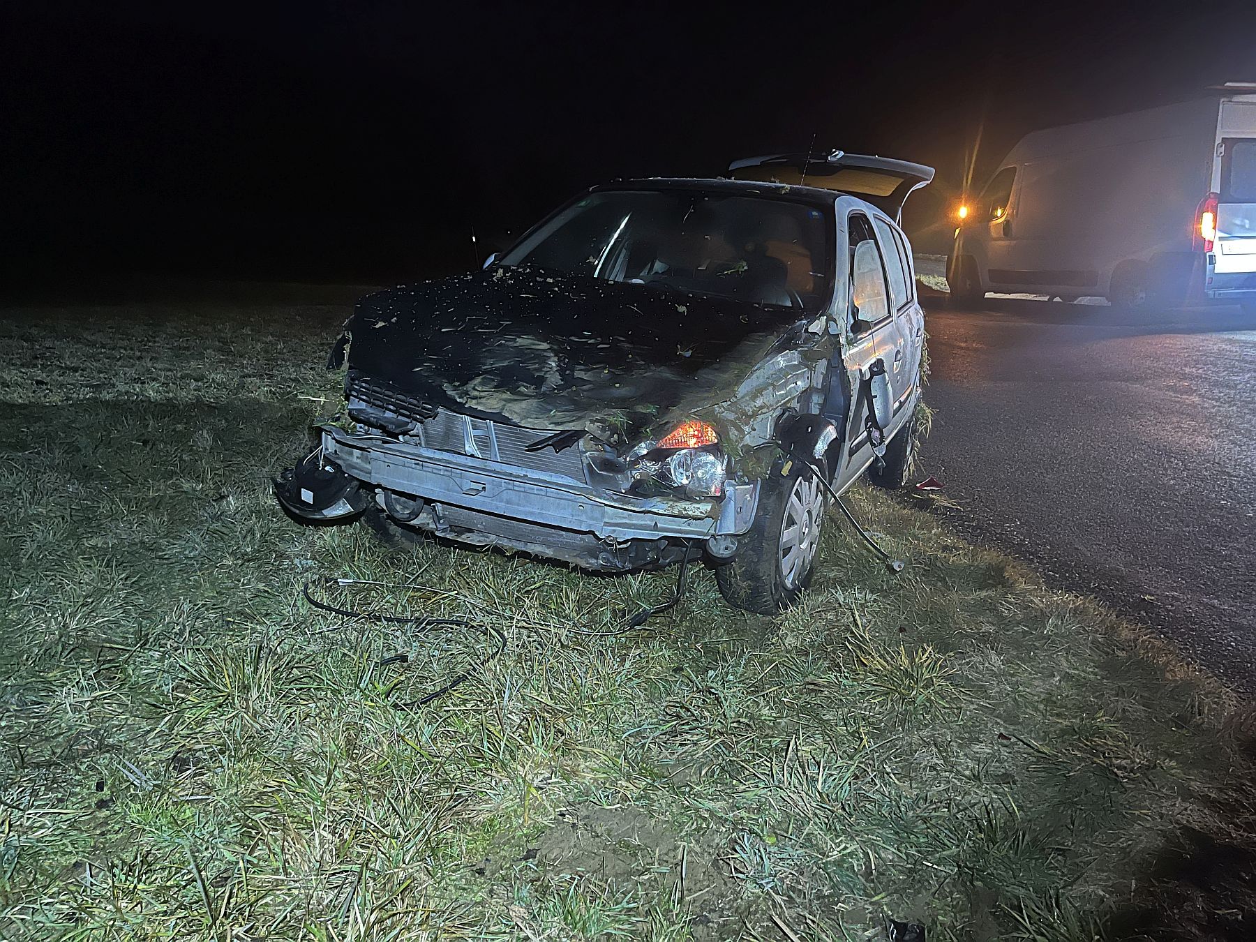 Rothenfluh-BL-Auto-rutscht-auf-vereister-Strasse-ber-B-schung-und-berschl-gt-sich