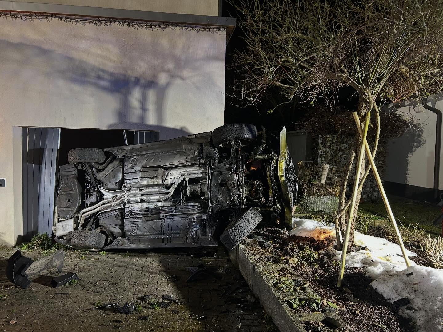 Lustenau-Vorarlberg-Auto-kracht-in-Hausmauer-Feuerwehr-sichert-Unfallstelle