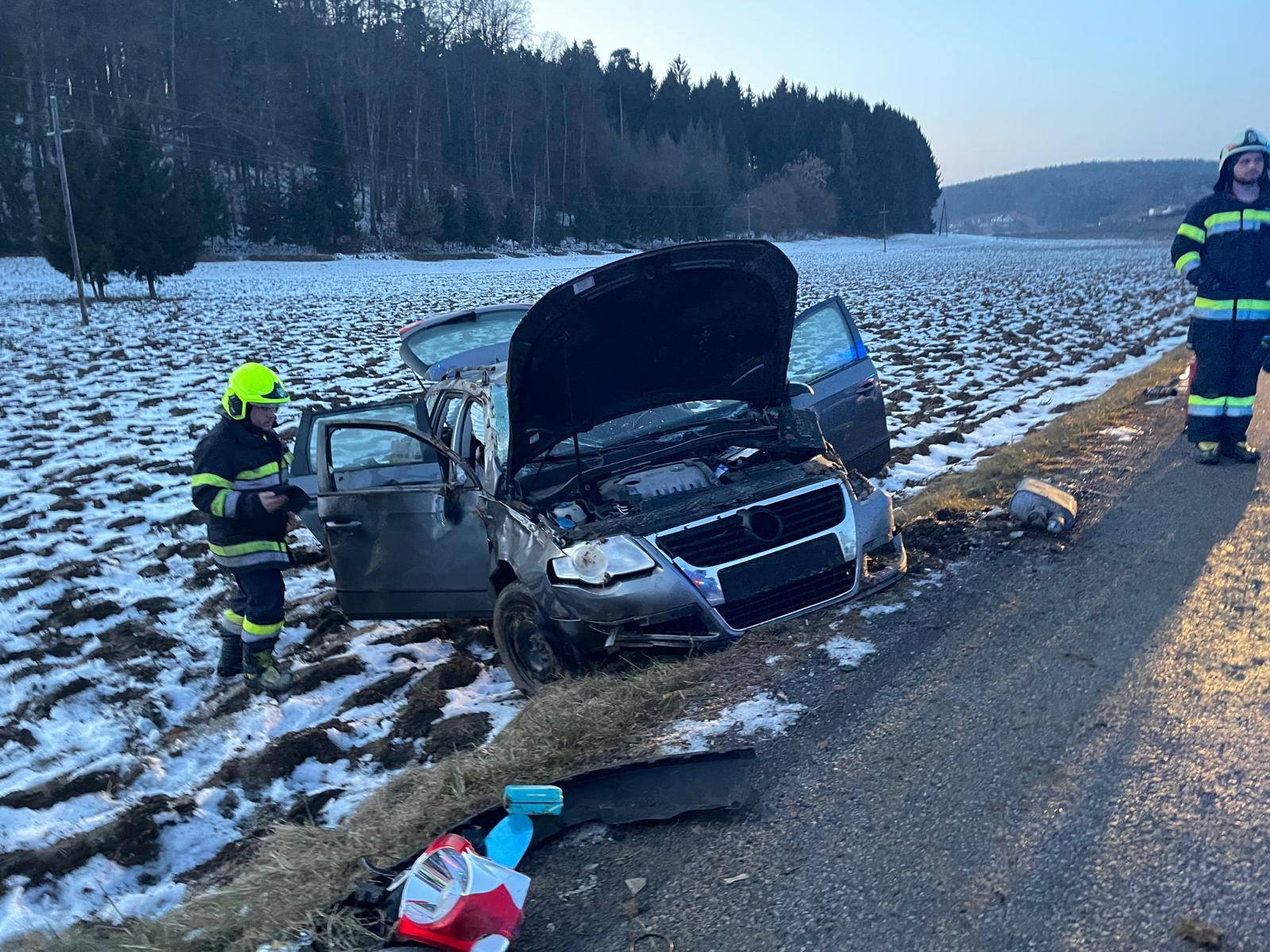 Ilz-Steiermark-Pkw-kommt-von-Stra-e-ab-und-bleibt-im-Acker-stehen