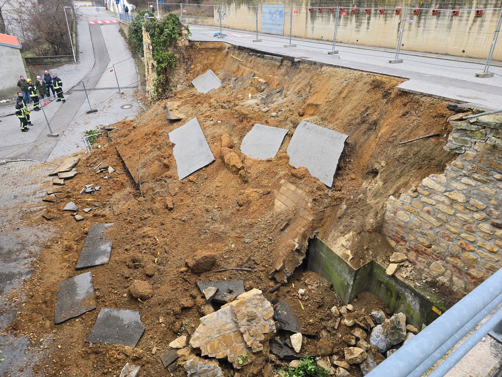 Neusiedl-am-See-Burgenland-Sicherungsarbeiten-nach-Hangrutsch